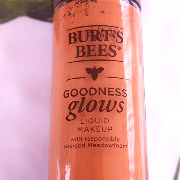 Burts Bees Goodness Glows Liquid Makeup- #1057 Rich Brown. 1 oz Bottle. - Picture 2 of 9